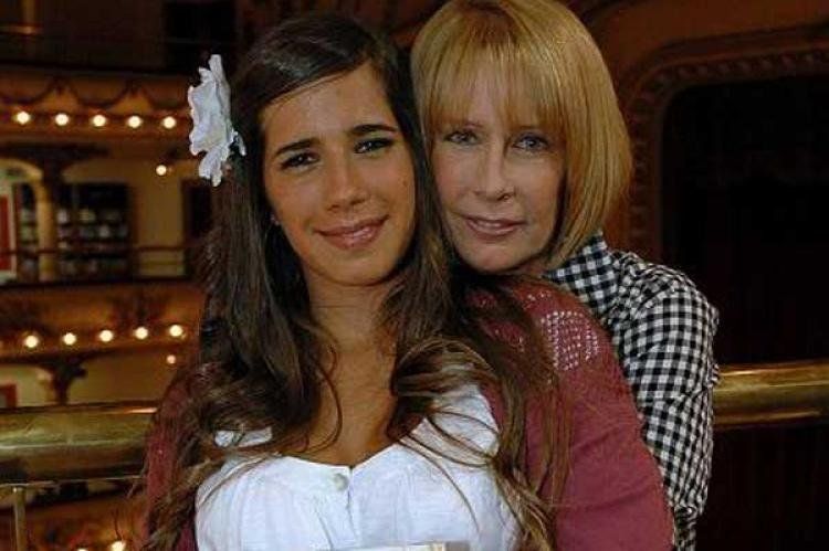 María Valenzuela con su hija Malena.