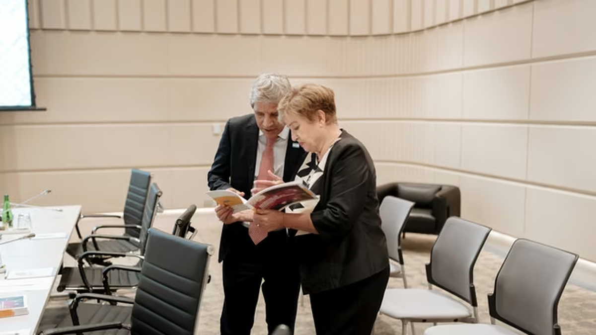 Luis Caputo y Kristalina Georgieva en las oficinas del FMI Luis Caputo y Kristalina Georgieva en las oficinas del FMI