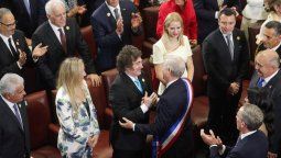 Toma de posesión de Kast en Chile: saludo fraternal de Javier Milei y Karina Milei.