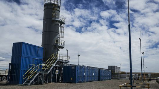 Manantiales Behr es un emblema del petróleo convencional patagónico y una de las joyas del portfolio de YPF que, a diferencia de otros bloques en desinversión, es un negocio estratégico y rentable. Manantiales Behr es un emblema del petróleo convencional patagónico y una de las joyas del portfolio de YPF que, a diferencia de otros bloques en desinversión, es un negocio estratégico y rentable.