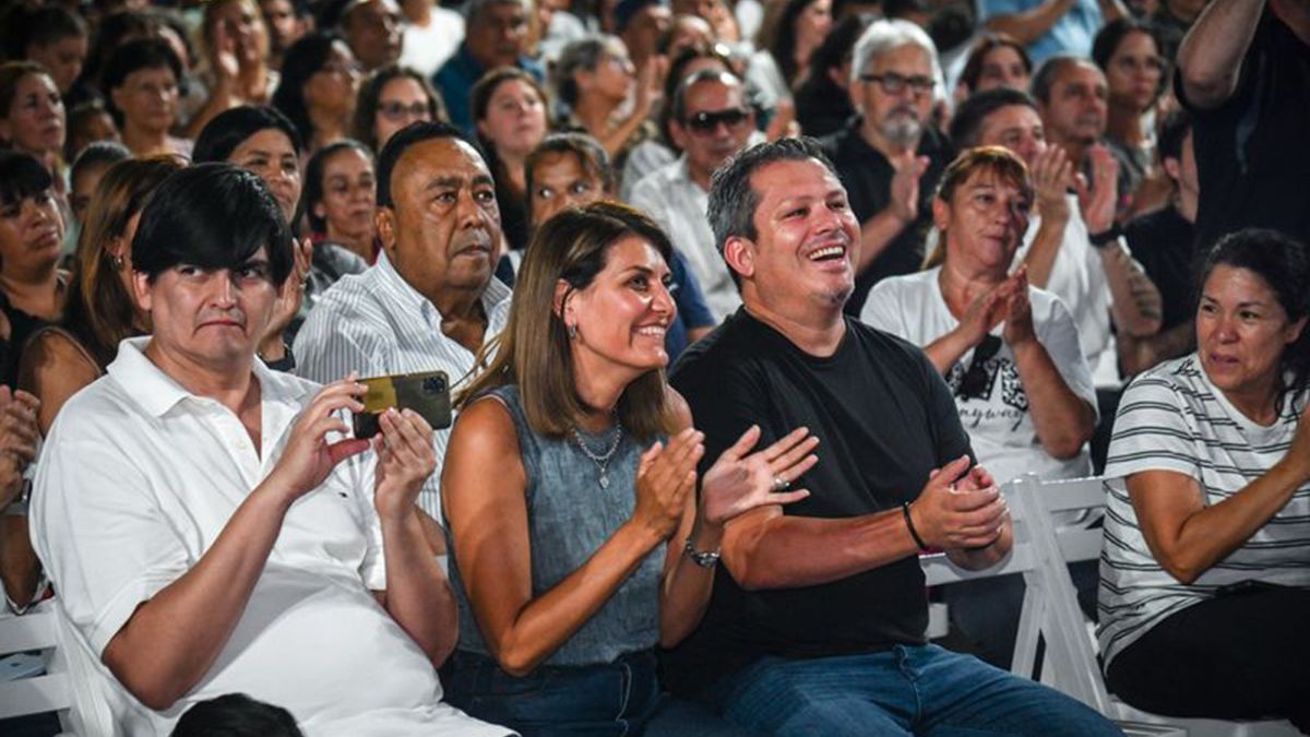 El intendente de Tigre, Julio Zamora, presentó la lista “Celeste y Blanca” para competir en las próximas elecciones internas del PJ de ese distrito. El intendente de Tigre, Julio Zamora, presentó la lista “Celeste y Blanca” para competir en las próximas elecciones internas del PJ de ese distrito.
