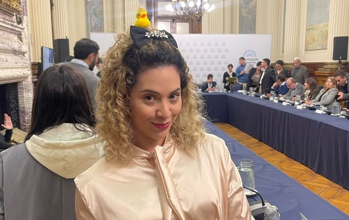 Lourdes Arrieta y su patito en la cabeza Lourdes Arrieta y su patito en la cabeza