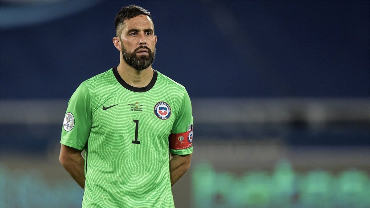 El arquero de la Selección de Chile, Claudio Bravo, anunció este martes (27/08) su retiro de la actividad futbolística y se lo recuerda por hacer llorar a Lionel Messi. El arquero de la Selección de Chile, Claudio Bravo, anunció este martes (27/08) su retiro de la actividad futbolística y se lo recuerda por hacer llorar a Lionel Messi.