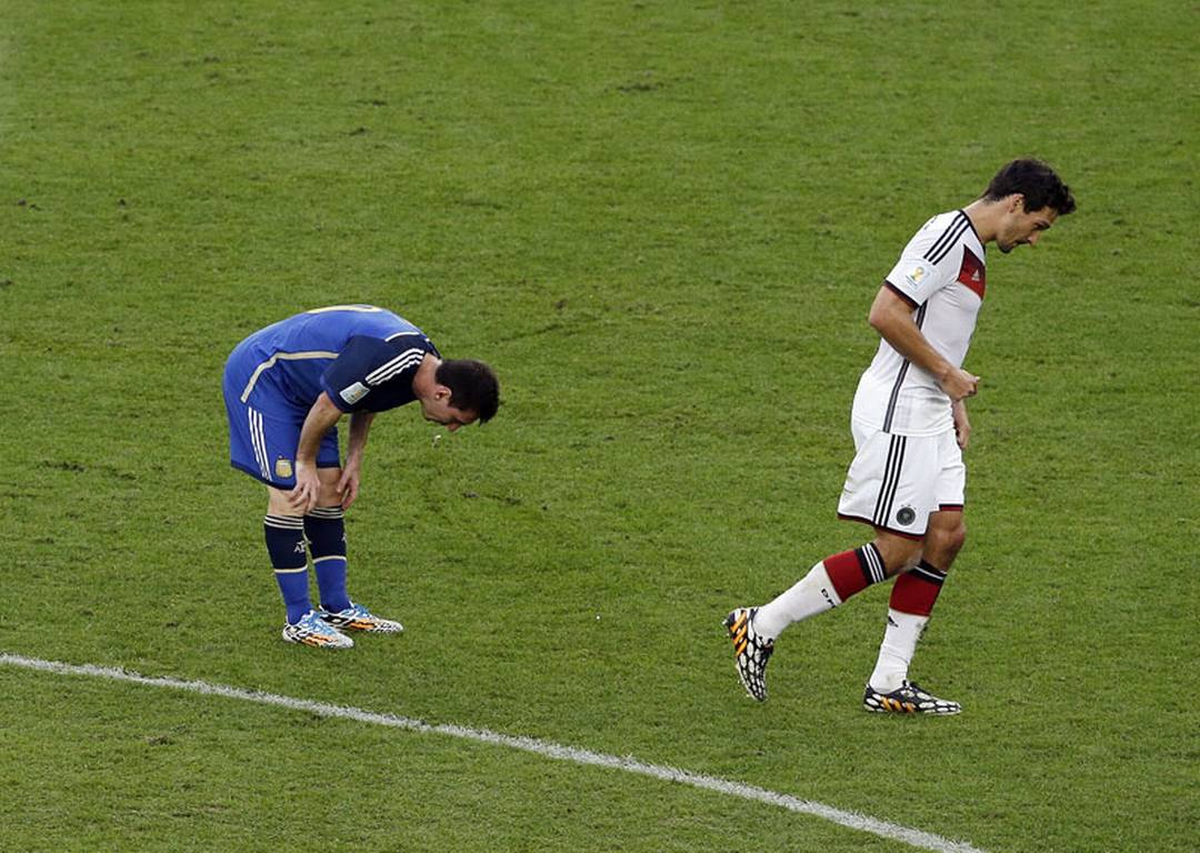 Lionel Messi vomitando en la final de la Copa del Mundo 2014. 