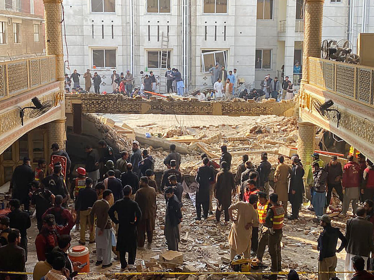 En febrero de este año más de 100 personas, en su mayoría policías, murieron en un atentado con bomba en una mezquita en Peshawar, Pakistán. En febrero de este año más de 100 personas, en su mayoría policías, murieron en un atentado con bomba en una mezquita en Peshawar, Pakistán.