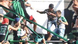 altText(Barras de Chicago se enfrentaron en la previa ante Temperley, con corridas, peleas y cuchillazos)}