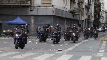 Máxima tensión fuera del Congreso, mientras el Senado debate la reforma laboral. Máxima tensión fuera del Congreso, mientras el Senado debate la reforma laboral.