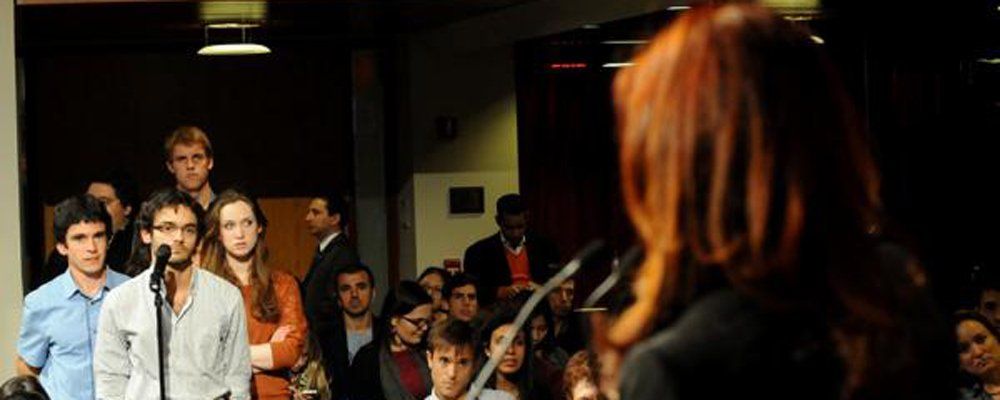 Cristina Fernández en Harvard y algunos de los alumnos que le preguntaron (27/09/2012).