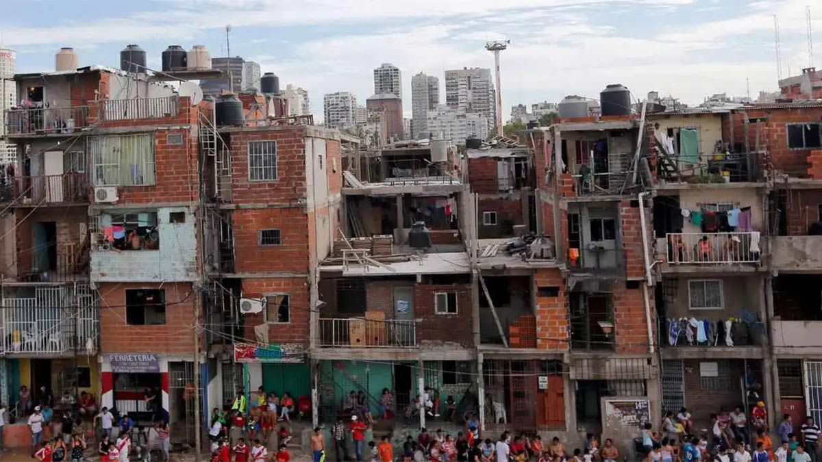 Los barrios populares se encuentran asfixiados por la crisis económica y un estudio reveló que 9 de cada 10 viviendas tienen déficit habitacional. Los barrios populares se encuentran asfixiados por la crisis económica y un estudio reveló que 9 de cada 10 viviendas tienen déficit habitacional.