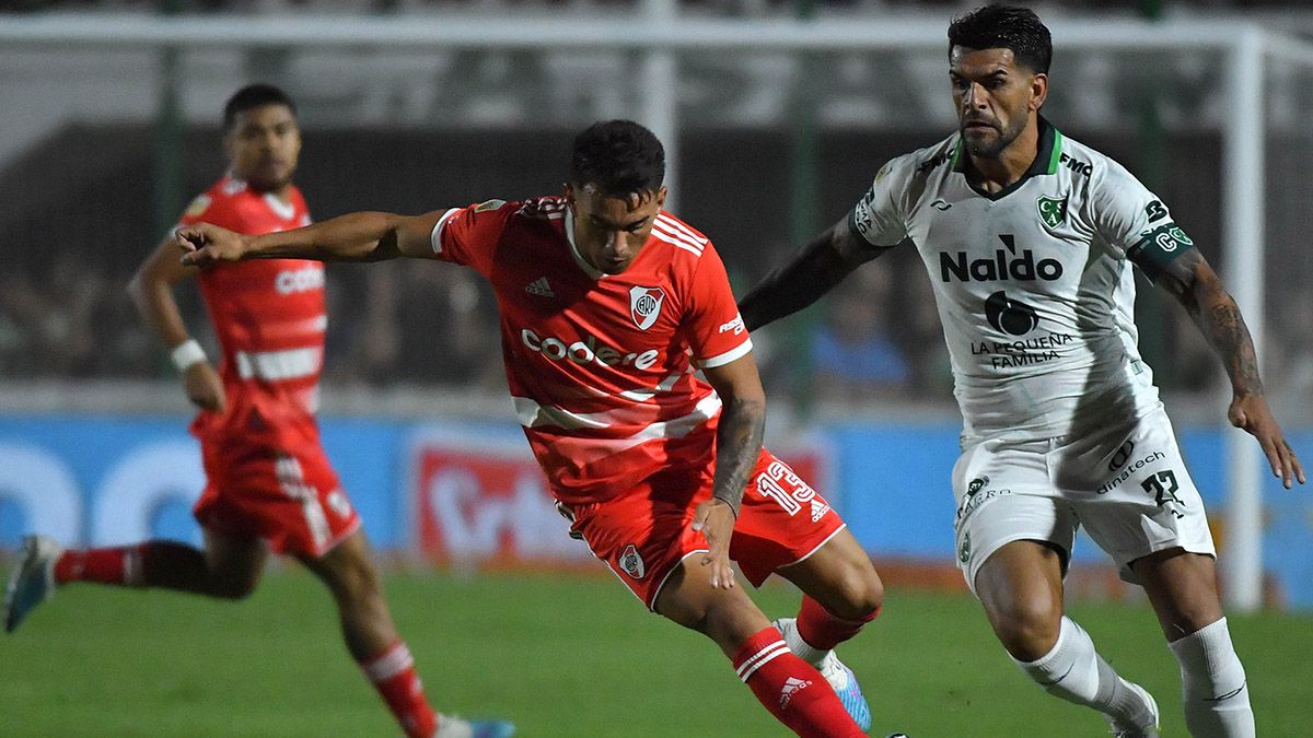 River se trepó a la punta de la Liga Profesional de Fútbol (LPF) tras ganarle 0-2 a Sarmiento de Junín pero San Lorenzo podría bajarlo de la cima. (Foto: Noticias Argentinas)