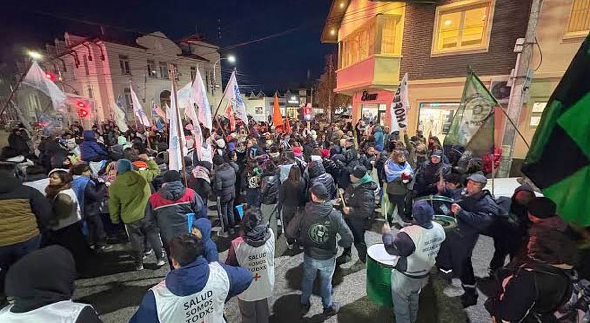 Santa Cruz atraviesa una de las etapas de mayor conflictividad social de los últimos años con protestas y un escenario de tensión que preocupa al Gobierno. Santa Cruz atraviesa una de las etapas de mayor conflictividad social de los últimos años con protestas y un escenario de tensión que preocupa al Gobierno.