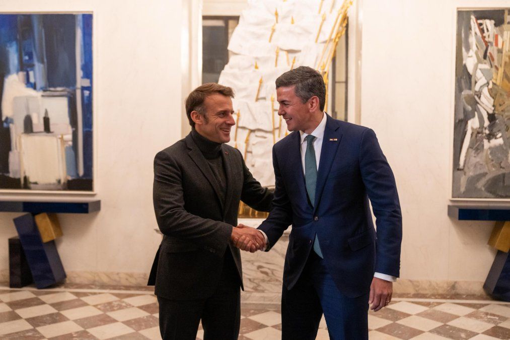 Emmanuel Macron saluda a Santiago Peña