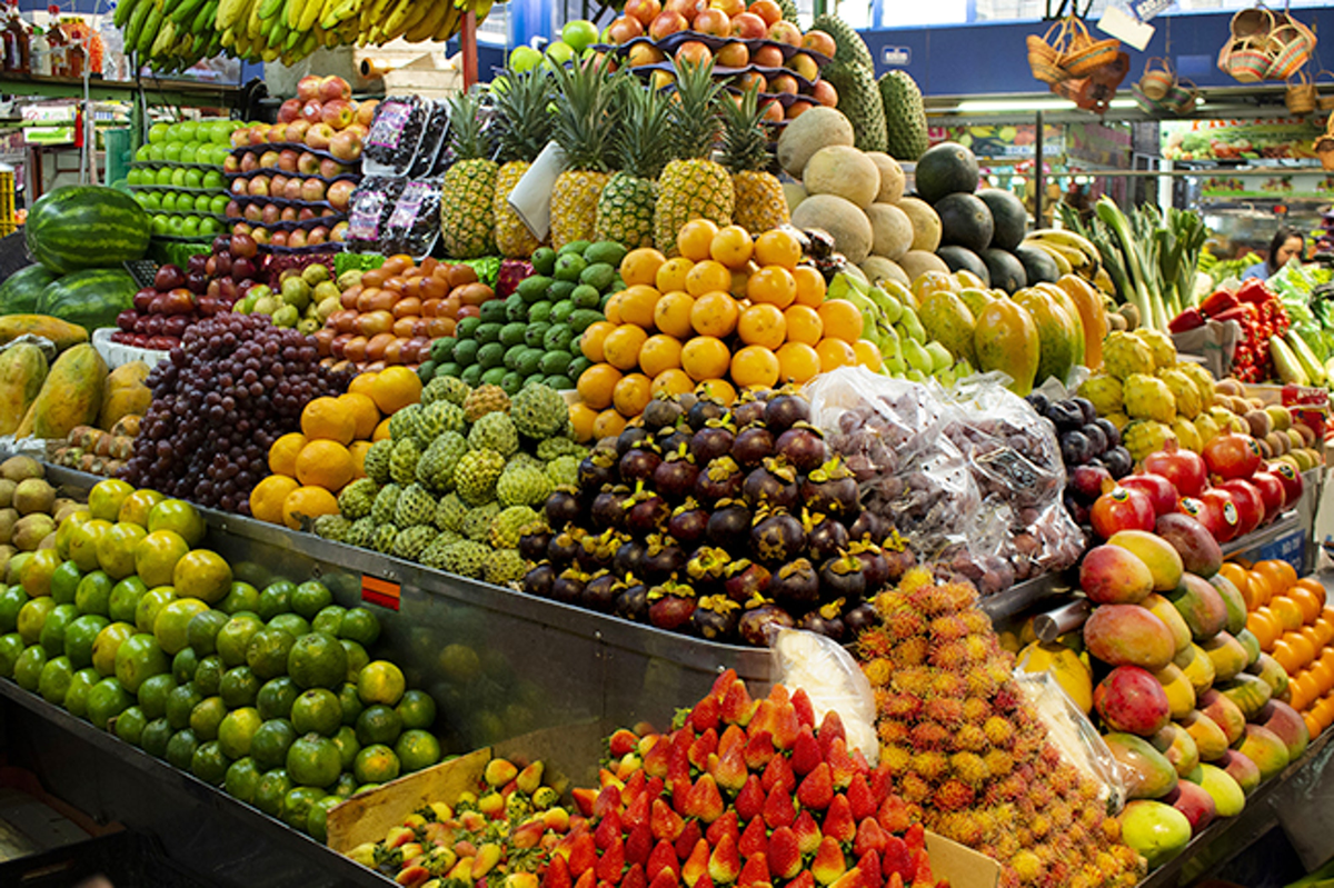 En el Mercado de Paloquemao deslumbran los colores y la variedad de aromas y sabores de las frutas y verduras. Foto: Itinari.com
