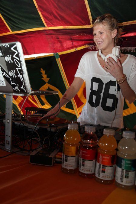 Alexandra Richards, hija de Keith Richards, DJ en el Este.