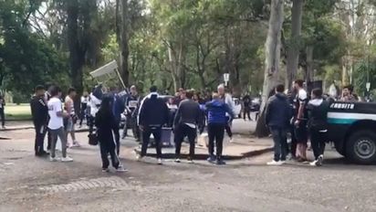 Hinchas de Gimnasia y Esgrima contra militantes de Javier Milei