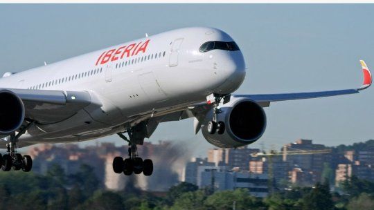 Las aerolíneas internacionales consideran mantener el precio de los tickets aunque baje el petróleo.