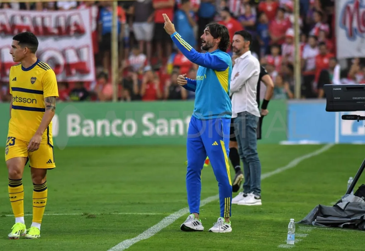 Kily González de fondo acecha a Diego Martínez en Boca