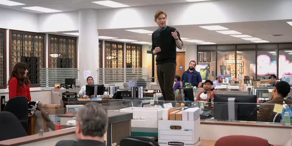 The Paper sigue a una redacción en declive que intenta sobrevivir a la crisis de los medios tradicionales. El tráiler muestra tensiones entre un líder ambicioso y un equipo poco entusiasta. The Paper sigue a una redacción en declive que intenta sobrevivir a la crisis de los medios tradicionales. El tráiler muestra tensiones entre un líder ambicioso y un equipo poco entusiasta.