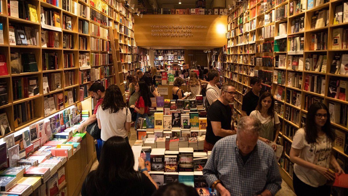 Librería en Av. Corrientes líquida remanentes de la Feria del Libro. 