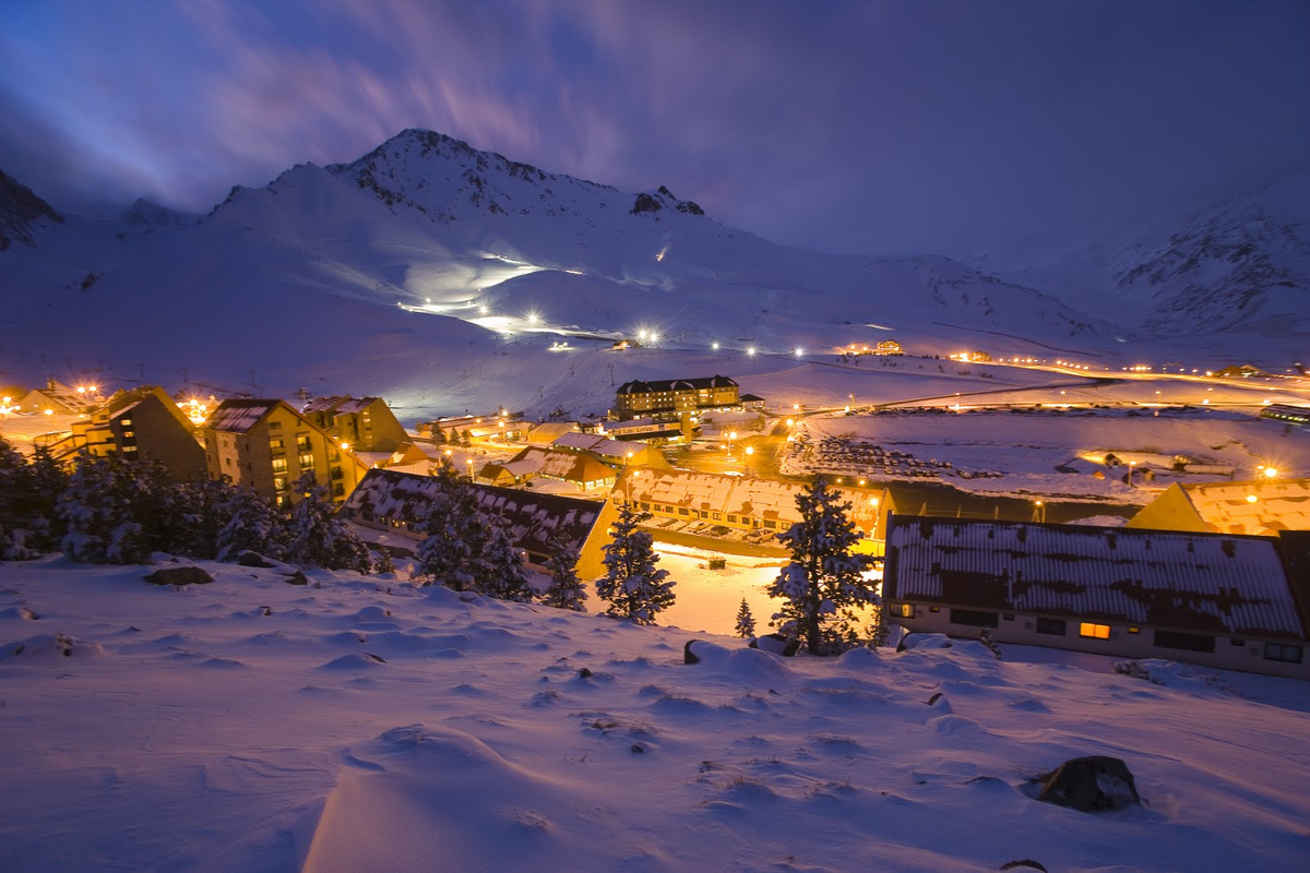 Las pistas de Las Leñas iluminadas por la noche. Foto: Lugares de Nieve