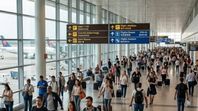 Los viajes enriquecen la vida con los recuerdos, mientras que trabajar y privarse de hacerlos condena a llegar al envejecimiento sin haber hecho otros viajes que al trabajo, coincidieron un psicoanalista escritor, un magnate austero y los marketineros de agencias de turismo. Los viajes enriquecen la vida con los recuerdos, mientras que trabajar y privarse de hacerlos condena a llegar al envejecimiento sin haber hecho otros viajes que al trabajo, coincidieron un psicoanalista escritor, un magnate austero y los marketineros de agencias de turismo.
