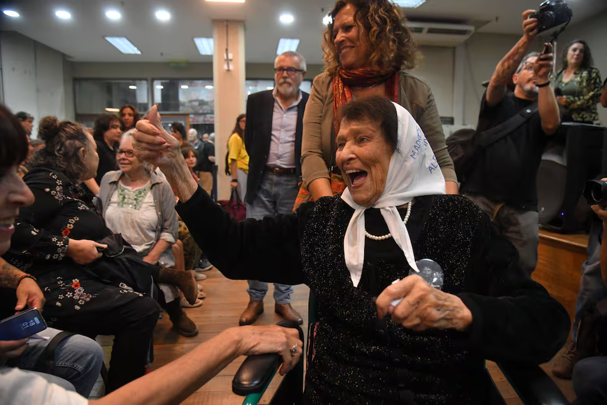 Las "locas" seguimos de pie, solía repetir Taty Almeida Las "locas" seguimos de pie, solía repetir Taty Almeida