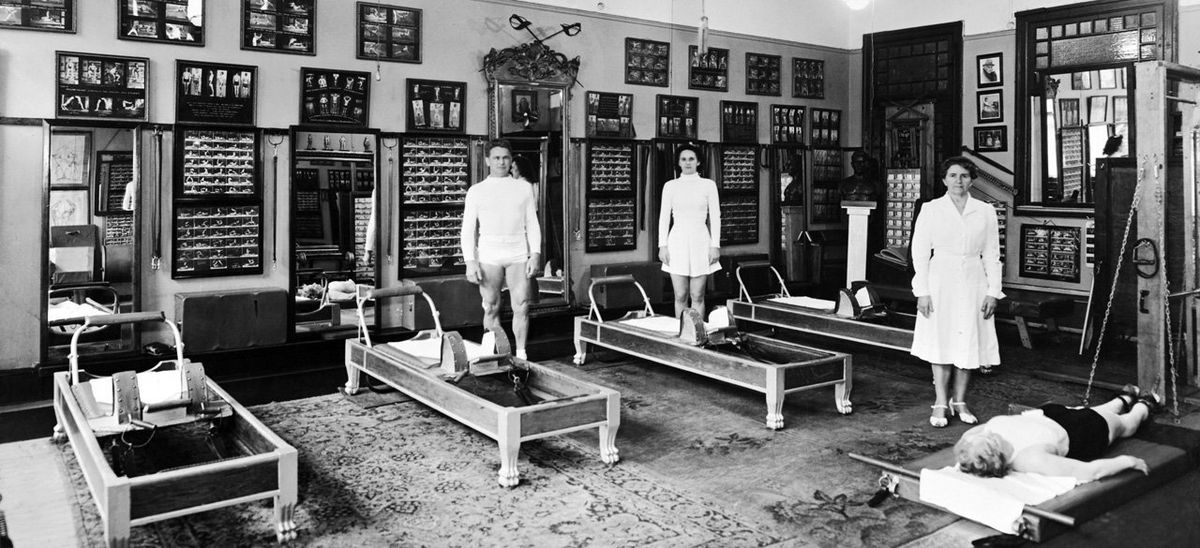 El estudio de rehabilitación que instalaron en Nueva York Joseph Pilates y su esposa Clarie. El estudio de rehabilitación que instalaron en Nueva York Joseph Pilates y su esposa Clarie.
