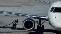 El alza del combustible aéreo por la crisis en Medio Oriente ya golpea la programación global: las aerolíneas recortaron 13.000 vuelos en mayo, justo antes del verano europeo. El alza del combustible aéreo por la crisis en Medio Oriente ya golpea la programación global: las aerolíneas recortaron 13.000 vuelos en mayo, justo antes del verano europeo.