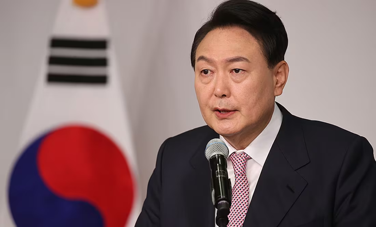 Yoon suk Yeol en la cuerda floja. Yoon suk Yeol en la cuerda floja.