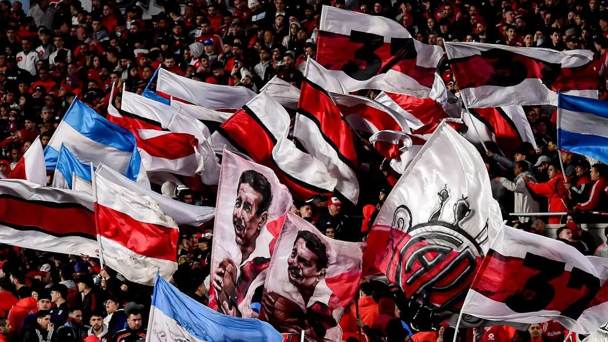 Las banderas con la cara de Labruna flamean en las tribunas del Monumental. Las banderas con la cara de Labruna flamean en las tribunas del Monumental.