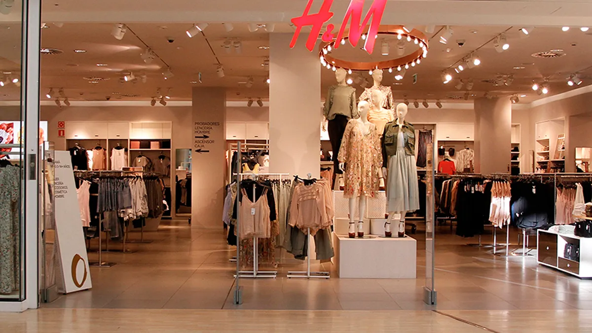 H&M se prepara para llegar a Argentina. H&M se prepara para llegar a Argentina.