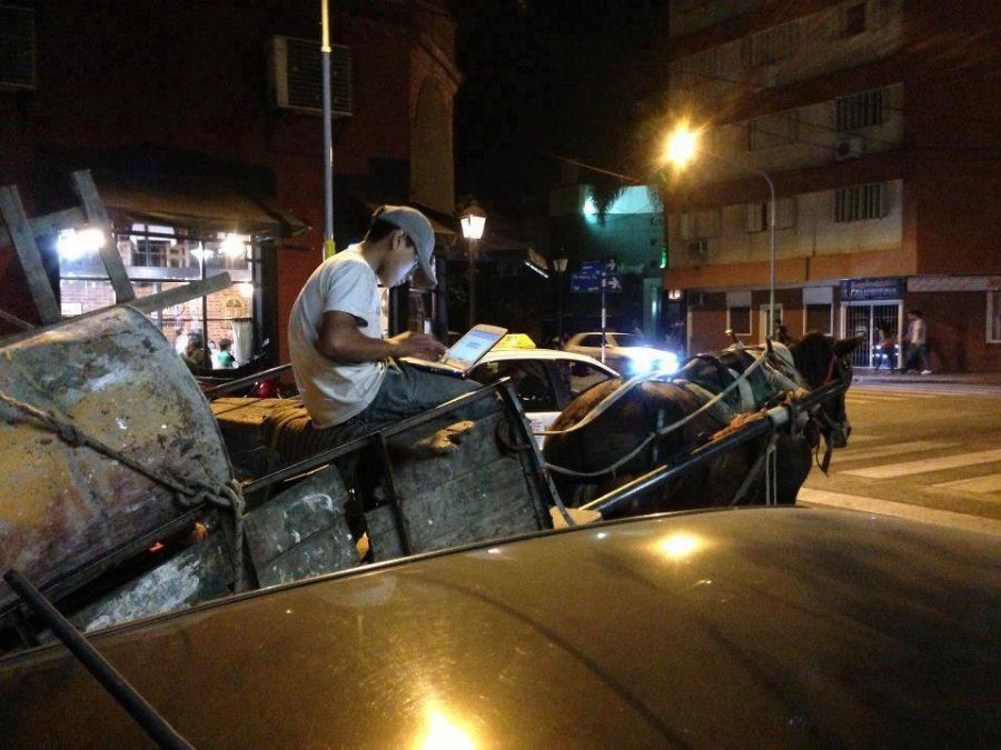 La polémica foto que subió el Director de Anses a su cuenta personal de Twitter, los usuarios de las redes sociales acusaron al funcionario cristinista de banalizar la situación de un niño que vive bajo la línea de pobreza