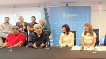 Hugo y Pablo Moyano este jueves junto a la ministra de Trabajo, Kelly Olmos. Hugo y Pablo Moyano este jueves junto a la ministra de Trabajo, Kelly Olmos.