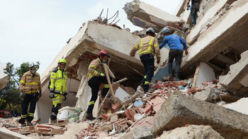 Buscan en edificio colapsado en La Guaira a niño de 8 años nacido en Argentina