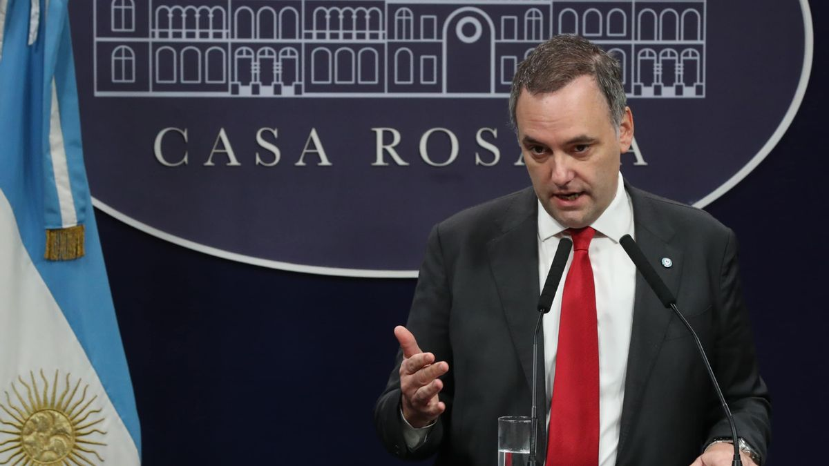 La Oficina de Respuesta Oficial (ORO) acierta al negar la renuncia de Manuel Adorni y frenar las versiones exageradas. Pero pierde precisión al etiquetar todo como "fake". Fuente: elDiarioAR La Oficina de Respuesta Oficial (ORO) acierta al negar la renuncia de Manuel Adorni y frenar las versiones exageradas. Pero pierde precisión al etiquetar todo como "fake". Fuente: elDiarioAR