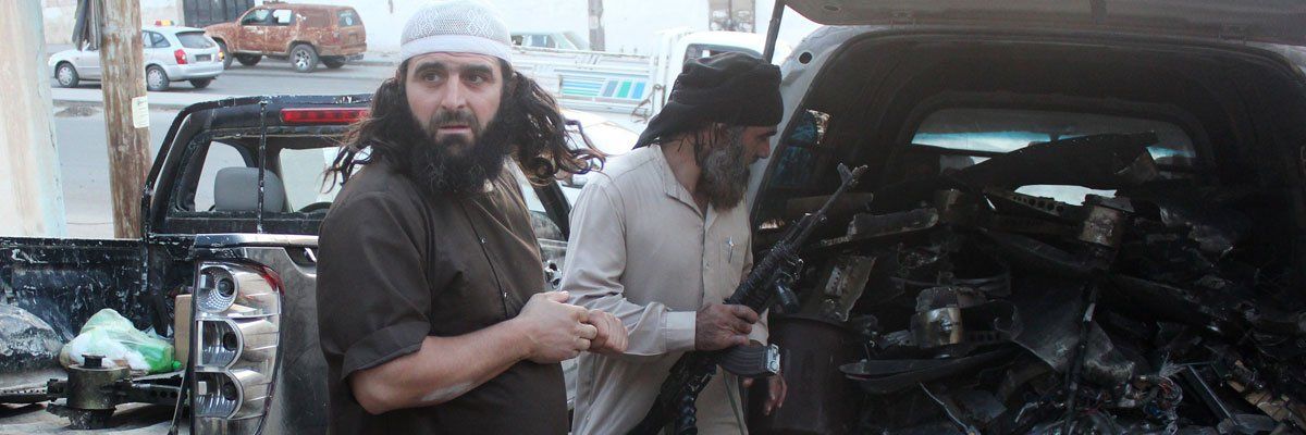 (...) El uso de un ataque suicida apuntaba al Estado Islámico, dijo Mustafa Alani, un analista de seguridad iraquí con estrechos lazos con el Ministerio del Interior.  Es el primer ataque del Estado Islámico contra Arabia Saudita y es un claro mensaje d