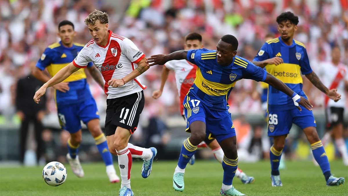 River está casi clasificado a los cuartos de final de la Copa de la Liga Profesional ya que es puntero de su zona aunque Boca no se queda atrás y sueña. River está casi clasificado a los cuartos de final de la Copa de la Liga Profesional ya que es puntero de su zona aunque Boca no se queda atrás y sueña.