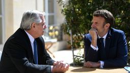 altText(Arde Francia: Emmanuel Macron parece Alberto Fernández ¡...!)}