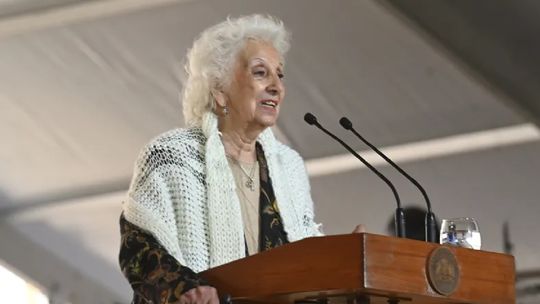 Estela de Carlotto celebró el rol crítico de Mirtha Legrand frente al Gobierno. (Foto: Télam)