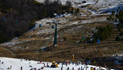La empresa Catedral Alta Patagonia planteó al ente regulador del cerro Catedral (Eamcec) adelantar un mes el cierre de la temporada de esquí.