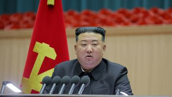 Kim Jong-un sumido en la paranoia nuclear. Kim Jong-un sumido en la paranoia nuclear.