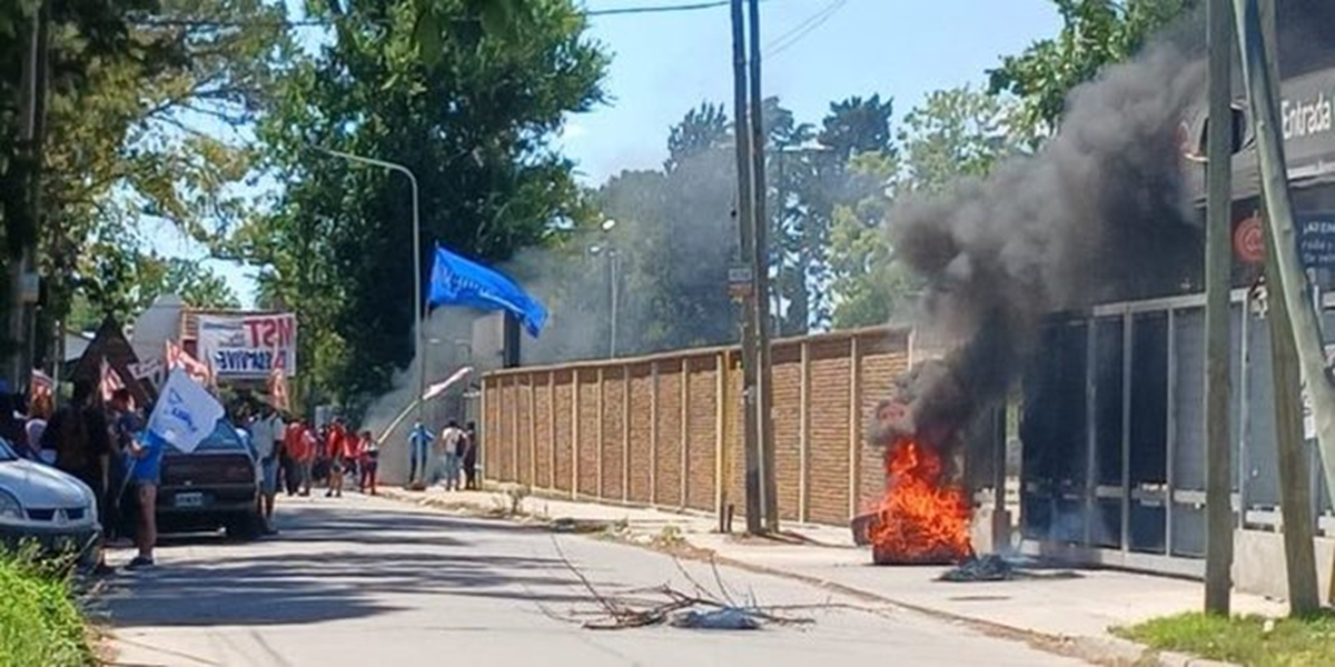 Grupos de Izquierda quemaron gomas y ramas en la entrada de un Coto en Moreno