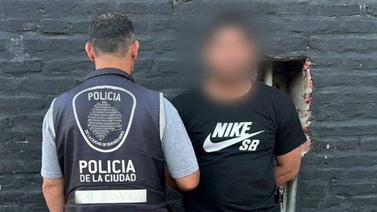 Unhincha fue detenido cuando intentó ingresar al estadio Guillermo Laza para verel partido Deportivo Riestra ante Independiente por el Torneo Clausura 2025. Unhincha fue detenido cuando intentó ingresar al estadio Guillermo Laza para verel partido Deportivo Riestra ante Independiente por el Torneo Clausura 2025.