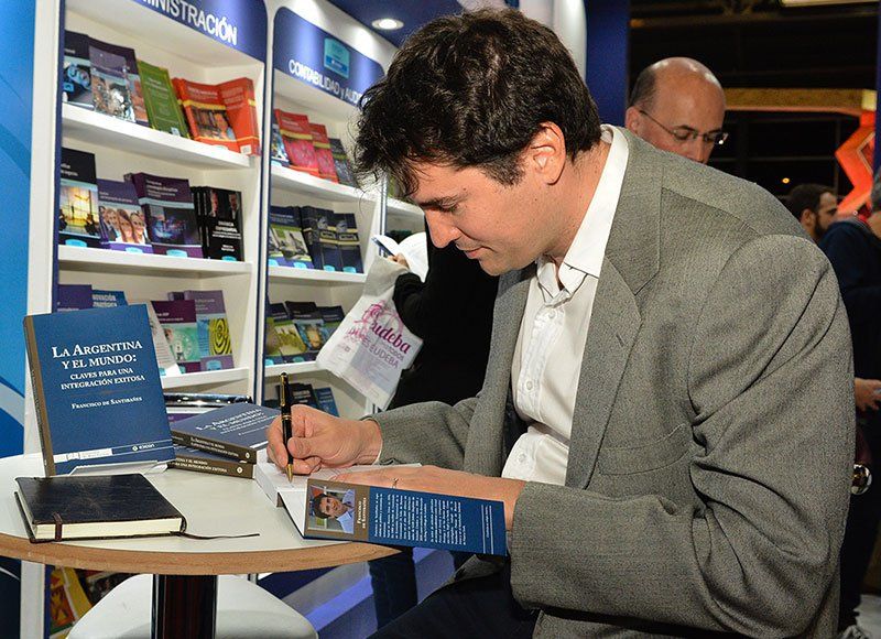 Francisco de Santibañes: “Este libro significa una gran oportunidad a nivel personal y en él expongo los principales desafíos que debe afrontar Argentina para integrarse exitosamente al mundo”.