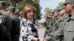 altText(El regalo de Gendarmería a Patricia Bullrich: un sable con una frase del caso Maldonado)}
