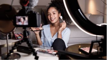 UE declara adictiva y gravaría Tik Tok; Súper Bowl: Bad Bunny sí, Trump no; temor a misiles de Irán