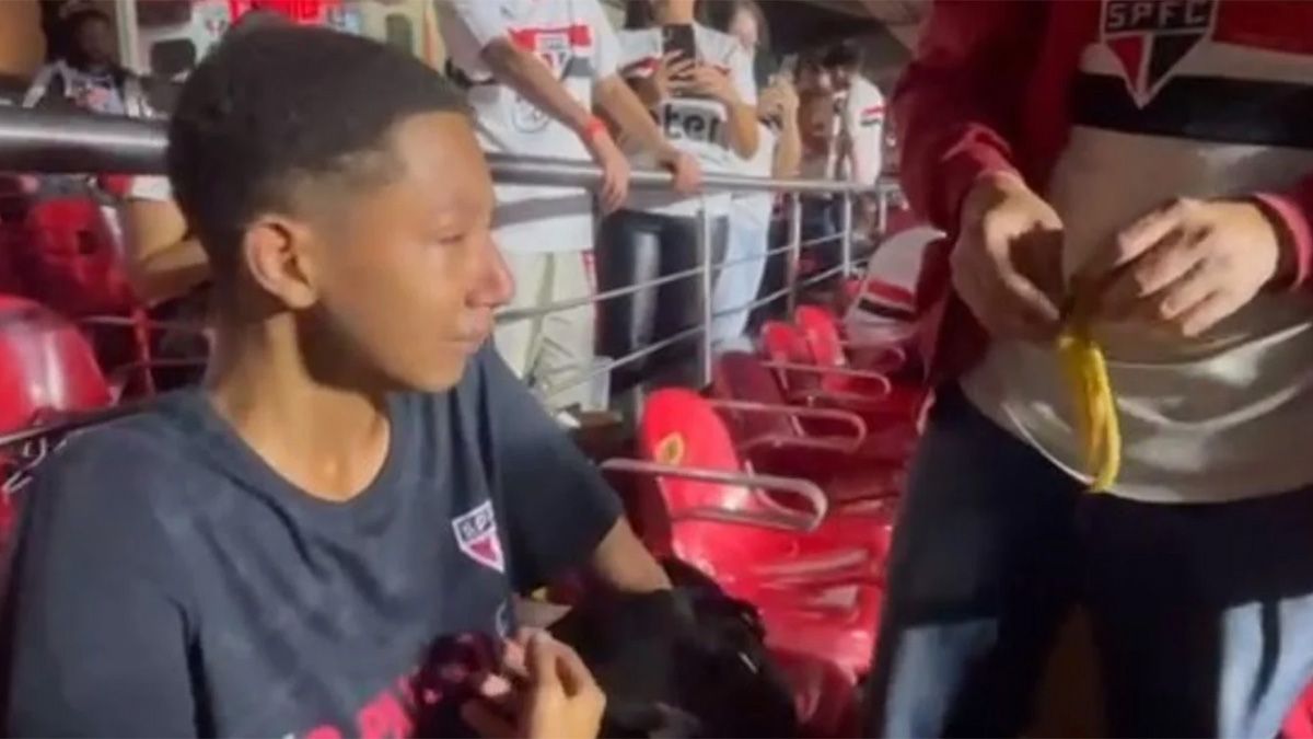 Hinchas de San Lorenzo tiraron bananas y los detuvieron