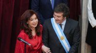 Javier Milei y Cristina Kirchner con cordialidad durante la asunción del libertario el 10/12 último. Ahora el Gobierno no suelta a los kukas para polarizar. Javier Milei y Cristina Kirchner con cordialidad durante la asunción del libertario el 10/12 último. Ahora el Gobierno no suelta a los kukas para polarizar.