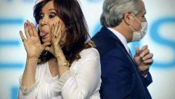 altText(Luego de días de misterio, se supo a quién le sacó la lengua CFK, y Alberto a Hebe: 