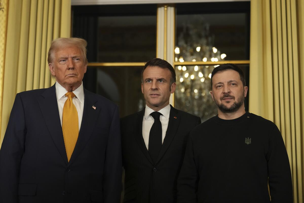 El presidente de Francia, Emmanuel Macron, en el centro, posa con el presidente electo de Estados Unidos, Donald Trump, a la izquierda, y el presidente de Ucrania, Volodymyr Zelenskyy, en el Palacio del Elíseo, en París, el 7 de diciembre de 2024. (Aurelien Morissard / Associated Press) El presidente de Francia, Emmanuel Macron, en el centro, posa con el presidente electo de Estados Unidos, Donald Trump, a la izquierda, y el presidente de Ucrania, Volodymyr Zelenskyy, en el Palacio del Elíseo, en París, el 7 de diciembre de 2024. (Aurelien Morissard / Associated Press)